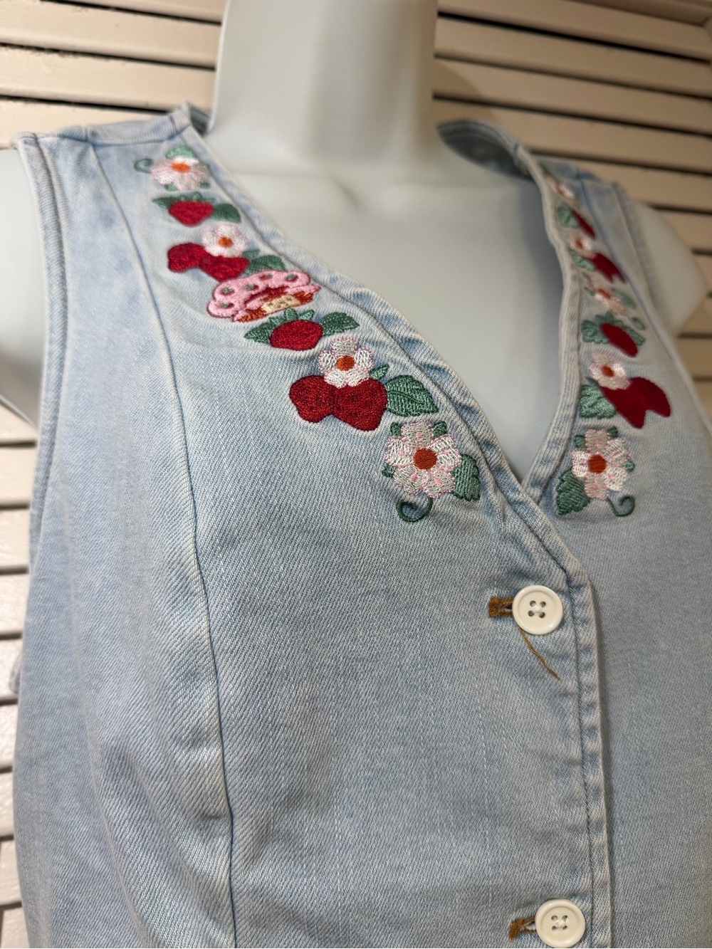 Strawberry Shortcake Embroidered Denim Vest BoxLunch Exclusive S/M Light Wash - Picture 3 of 9
